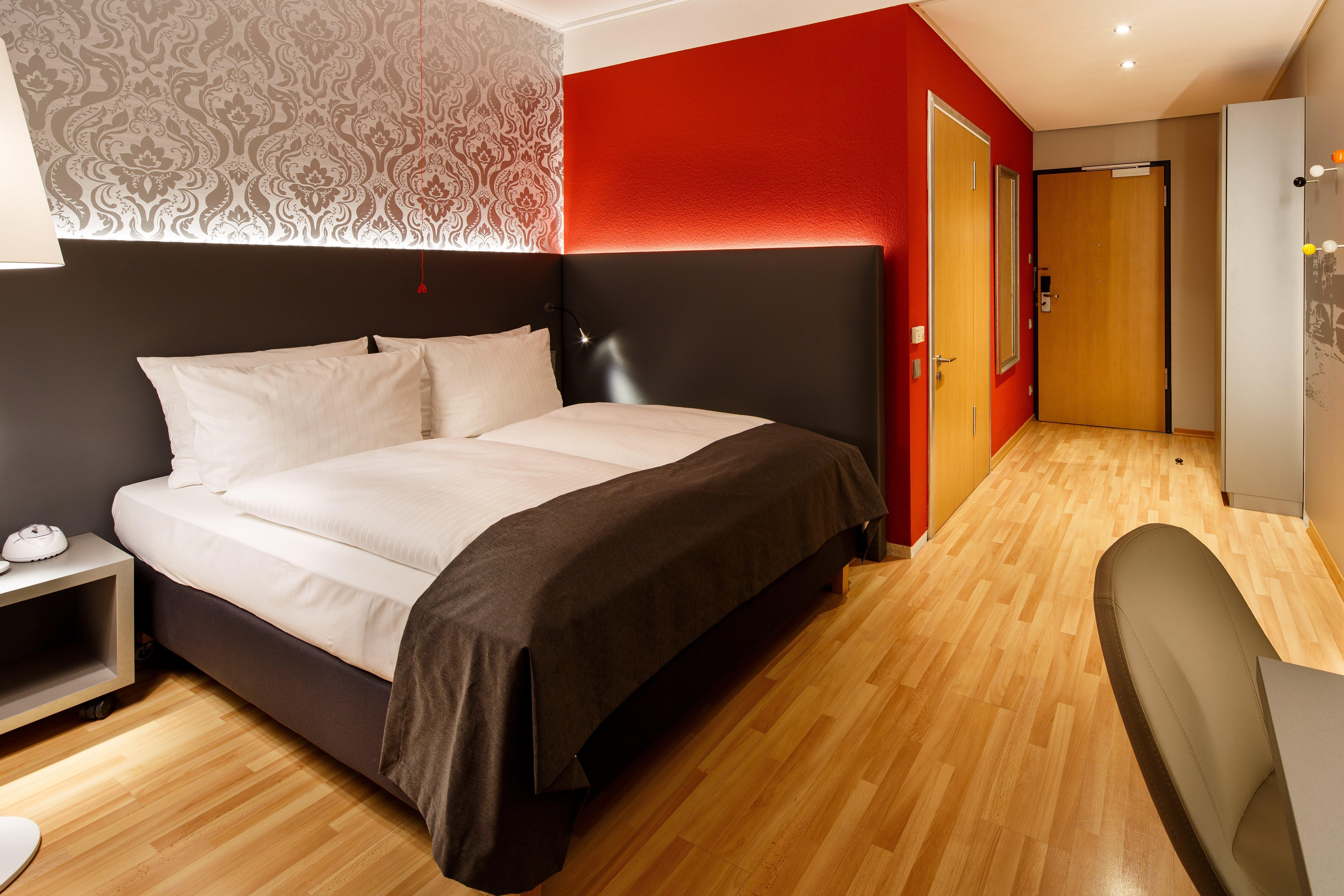 - South, An Ihg Hotel