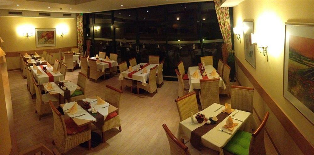 - South, An Ihg Hotel 4*